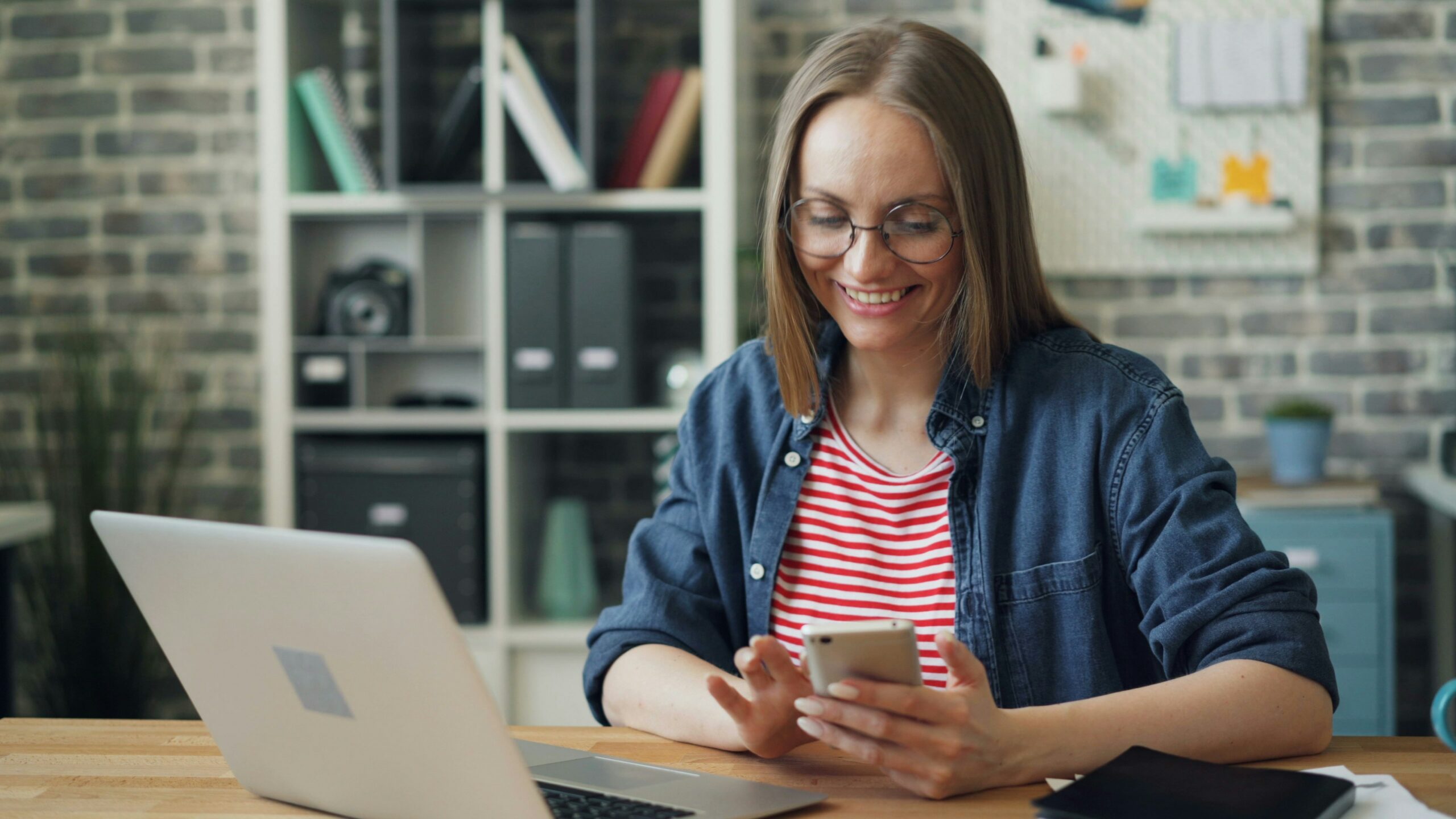 woman-smile-laptop-computer-photo